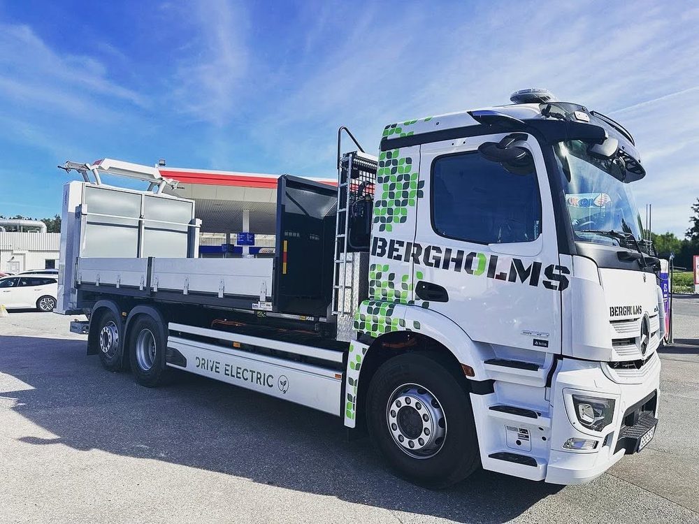 Eldriven TMA-bil från Bergholms märkt Drive Electric, för vägarbeten i Nyköping