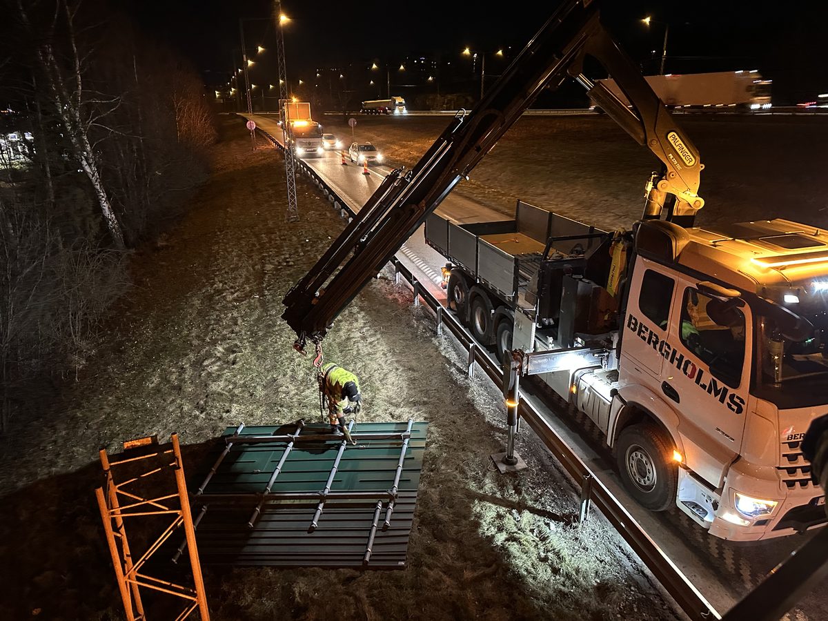 Bergholms vid ett nattligt vägarbete i Nyköping med TMA-bil som skydd mot passerande trafik